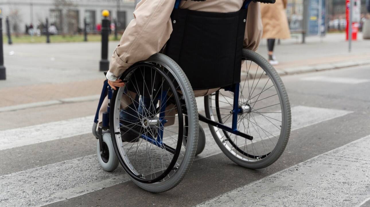disabled-person-travelling-city_23-2149494536